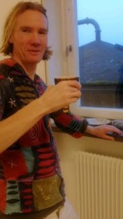 En första glaserad kopp te redo att serveras. Från dopp till kop.